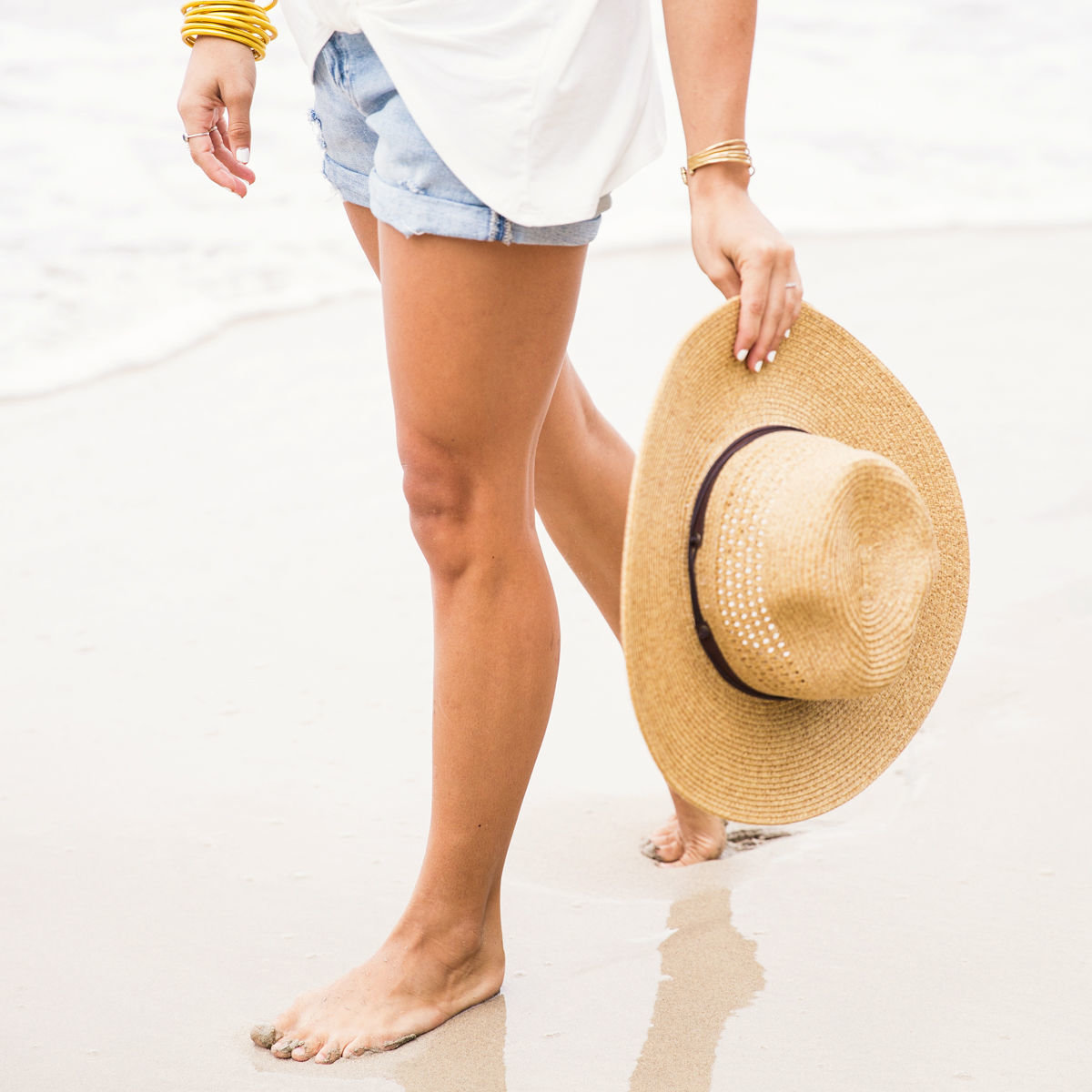 Wanderful Solo Travel Coaching - Traveling Solo as a Woman - Girl Walking on Beach with Hat